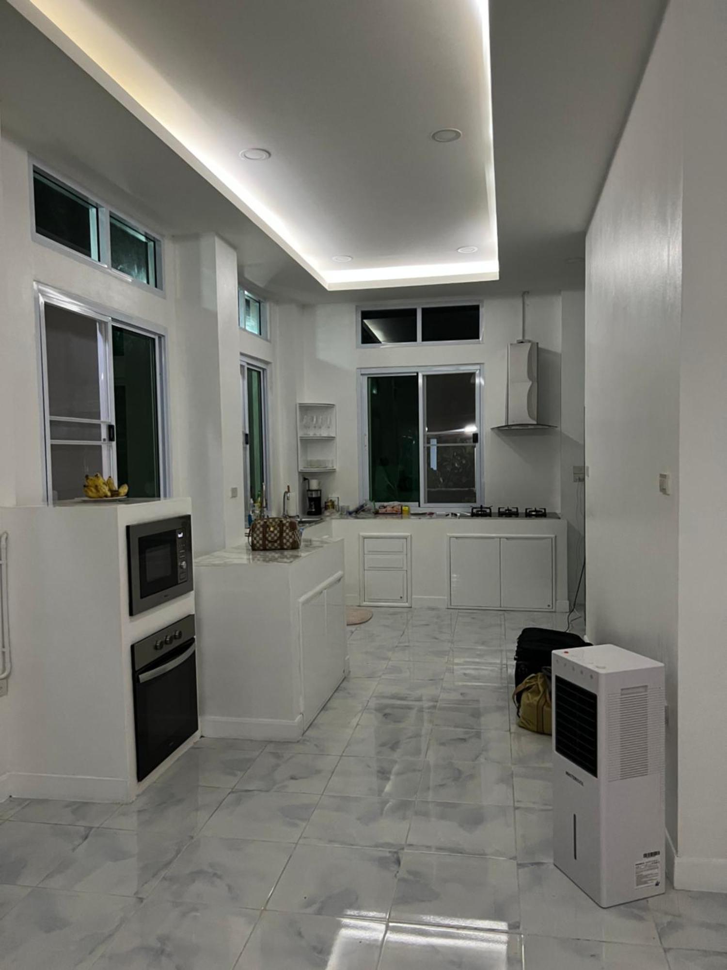 Thai- American With Swimming Pool Rumah percutian